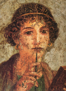 Ung kona með blýant og bók. Veggskreyting sem fannst í rústum fornrómversku borgarinnar Pompeii sem grófst í eldgosi Vesúvíusar 79 e.Kr. Mynd: Wikimedia Commons